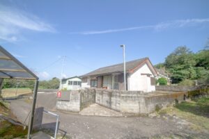 【クセが強い家だけど…】目の前に大きな池があり、毎日釣りができる空き家