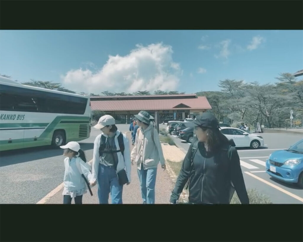 「移住者交流 えびの高原 登山」の様子です。